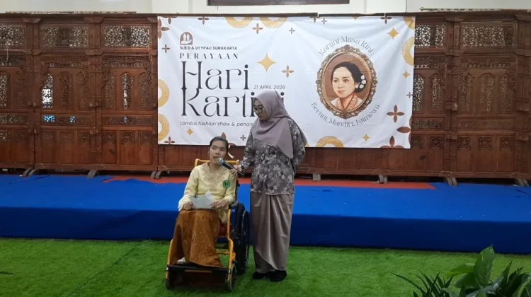 Aska Nyalakan Semangat Kartini lewat Puisi dari Atas Kursi Roda
