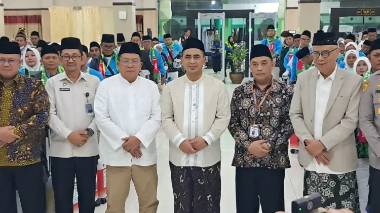 Lepas Kloter 1 SOC, Wagub Jateng Minta Petugas Maksimal Layani Lansia