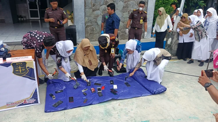 Waspada Peredaran Narkoba, Kejari Karanganyar Edukasi Siswa lewat Pemusnahan BB