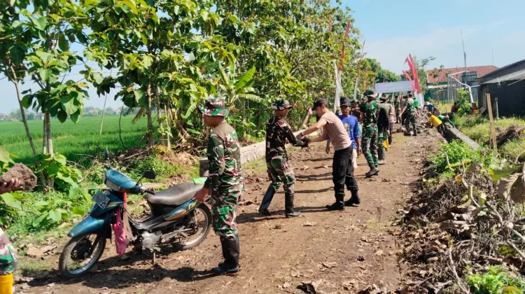 Danramil Pimpin Estafet Batu, Percepat Pengerjaan TMMD di Sragen