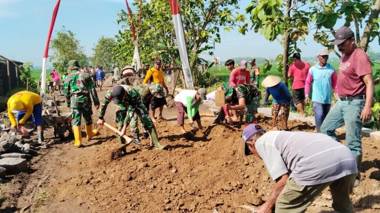 Prajurit Arhanud 15 Belajar Tukang di Lokasi TMMD Sragen