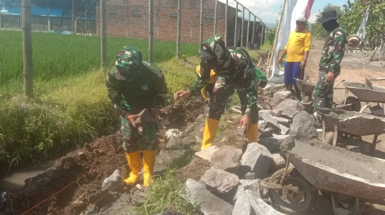 Panas Terik Tak Surutkan Semangat Warga dan TNI Kejar Target TMMD di Sragen