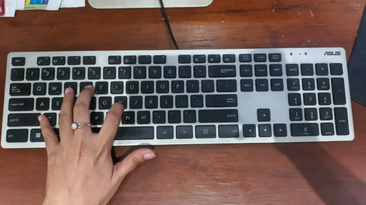 Cegah Jari Pegal saat Mengetik Lama
