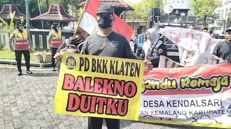 Ratusan Nasabah BKK Klaten Geruduk Pemkab, Tuntut Tanggungjawab Kepala Daerah