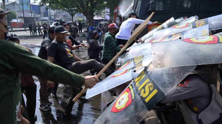 Sispam Kota Polres Karanganyar, Simulasikan Penanganan Demo Humanis