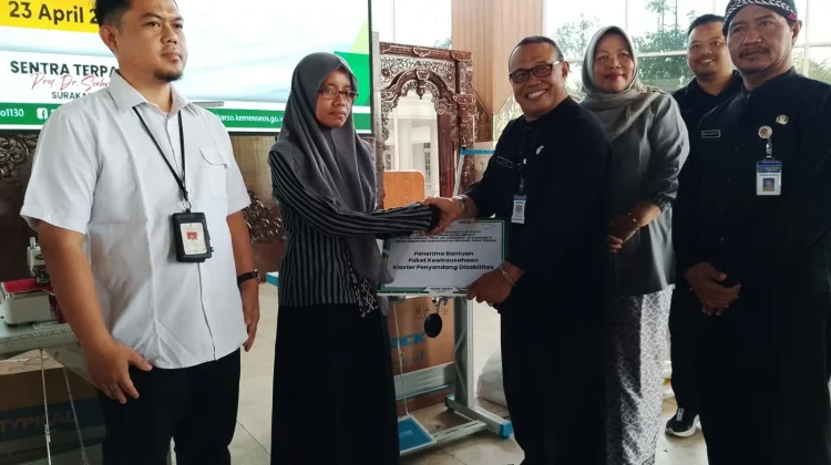 ATENSI Kemensos, Puluhan Warga Rentan Karanganyar Terima Modal Usaha Ternak