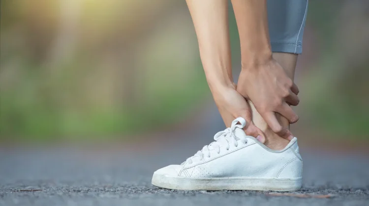 Kebiasaan yang Diam-Diam Merusak Sendi Kaki