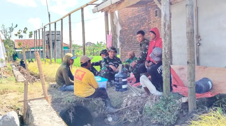 Satgas TMMD Sragen Jaga Kekompakan lewat Canda di Tengah Pekerjaan