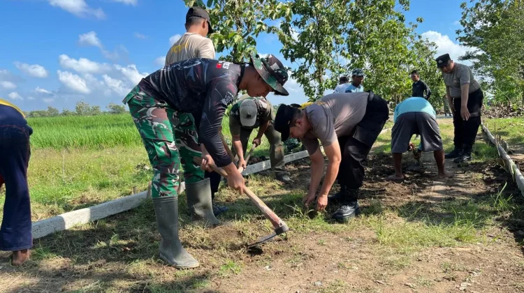 Satgas TMMD Lakukan Pemerataan Tanah sebelum Betonisasi Jalan di Sragen