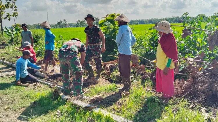 Semangat Kartini Bu Suliyem Warnai TMMD Sragen