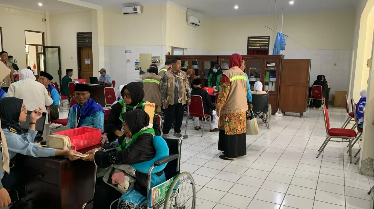 Pemberangkatan 8 Jemaah Calon Haji Embarkasi Solo Tertunda