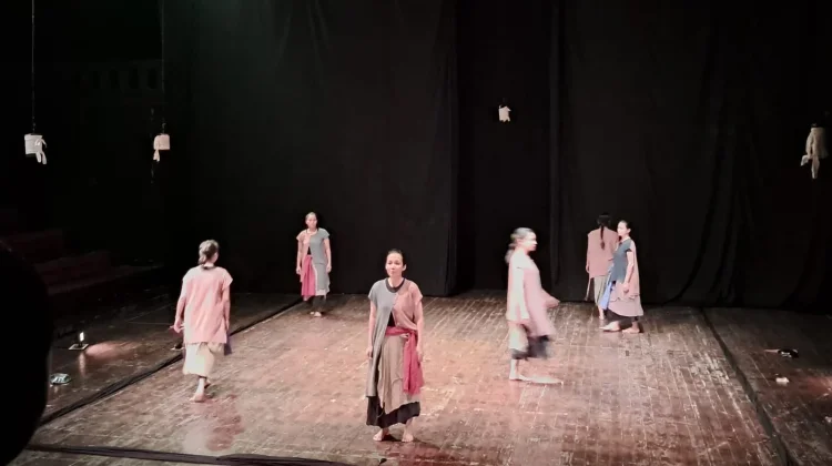 Teater Tari Ibu Menggendong Batu  Pertunjukan Sarat Makna Emosional Sosok Ibu