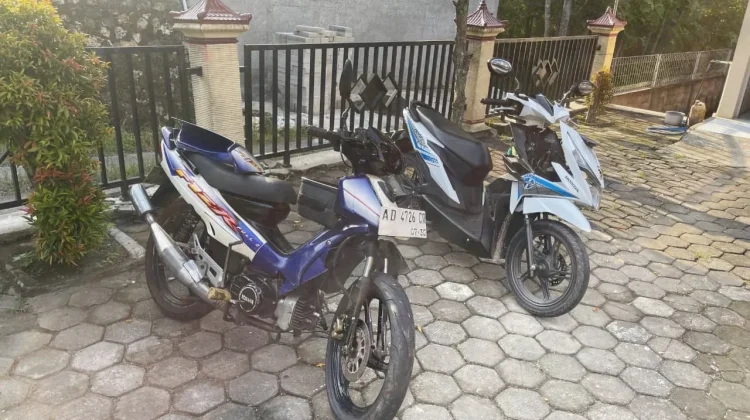 Dua Motor Adu Banteng di Tanjakan Songarep Wonogiri