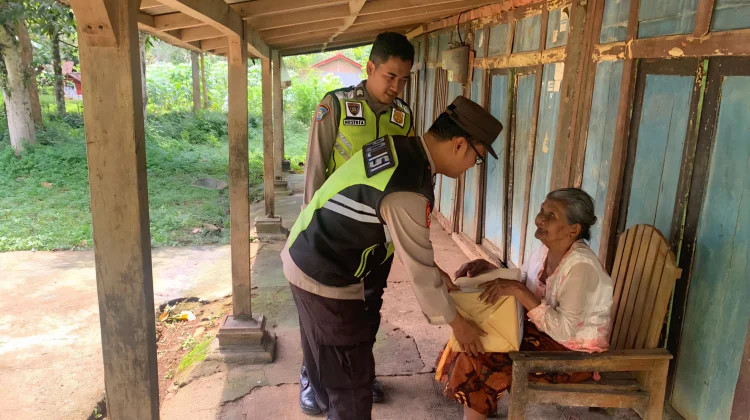 Polsek Jatisrono Gelar Jumat Berkah, Salurkan Sembako untuk Warga Kurang Mampu