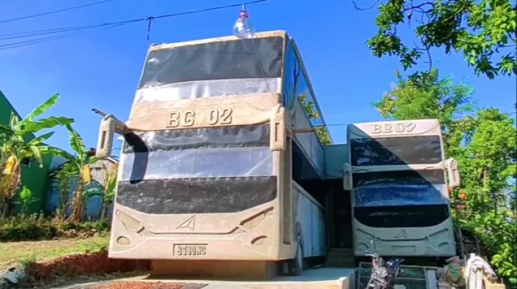 Rumah Unik Bus Tingkat Jadi Ikon Kreativitas Desa