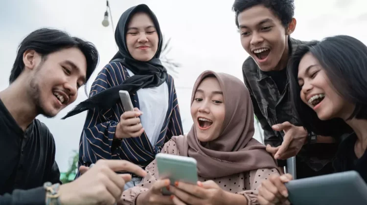 Menghabiskan Waktu Bersama Teman, Bermanfaat Bagi Kesehatan Otak
