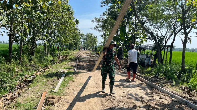 Satgas TMMD dan Warga Pasang Bekisting untuk Betonisasi Jalan di Sragen