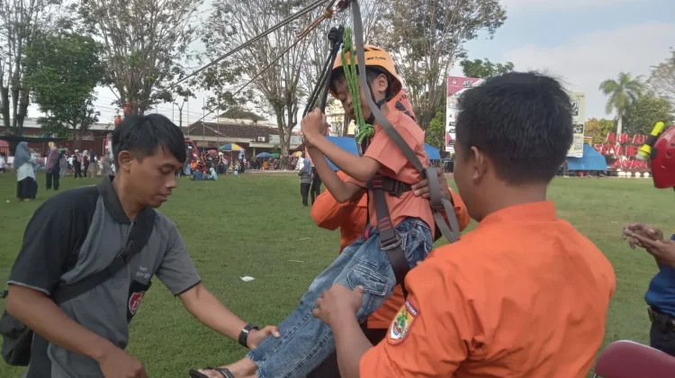Hari Kesiapsiagaan Bencana di Sukoharjo Meriah, Ratusan Anak Ikuti Flying Fox
