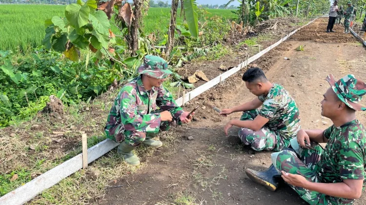 Prajurit TMMD Sragen Obati Rindu Keluarga lewat Video Call