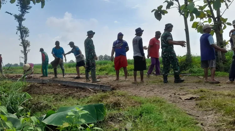 Terik Matahari Tak Surutkan Semangat Satgas TMMD di Sragen