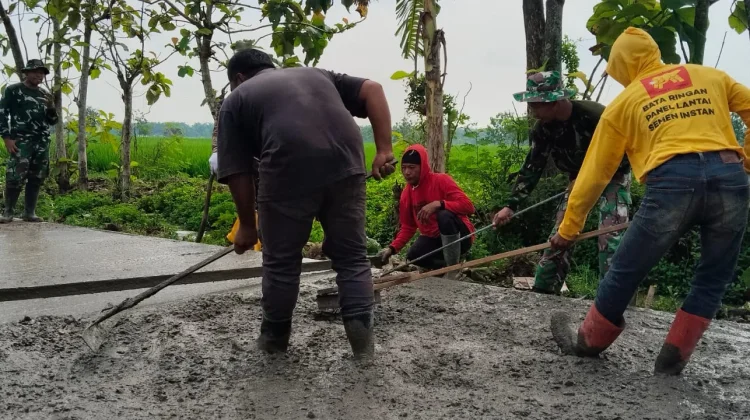 Satgas TMMD Sragen Manfaatkan Pengecoran Jalan sebagai “Fitnes” Gratis