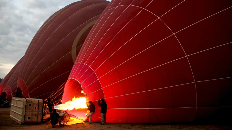 Proses Balon Udara Dapat Mengembang dan Terbang