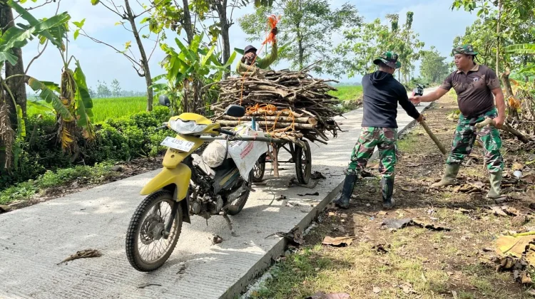 Potret Kemanunggalan, Praka Dian dan Kopda Sutrisno Bantu Warga Desa Puro