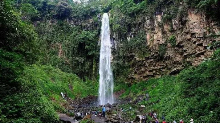 Pesona Air Terjun Grojogan Sewu Setinggi Seribu Kaki