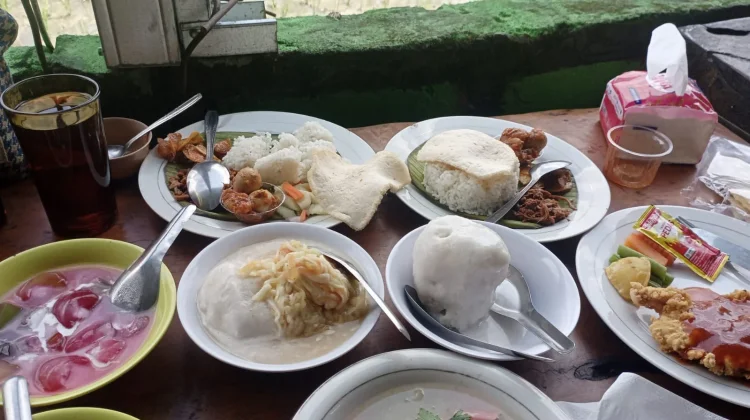 Nasi, Lauk, dan Kenangan: Sensasi Kondangan di dalam Resto