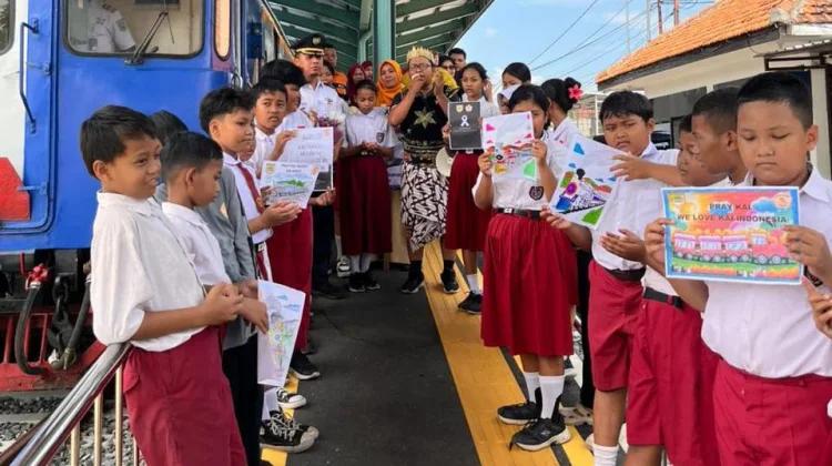 Siswa SDN Gayam 5 Sukoharjo Gelar Aksi Simpati dan Doa untuk Tragedi KRL Bekasi