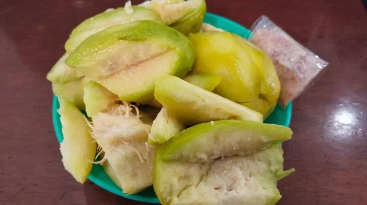 Nikmatnya Perpaduan Asam dan Pedas dalam Rujak Kedondong