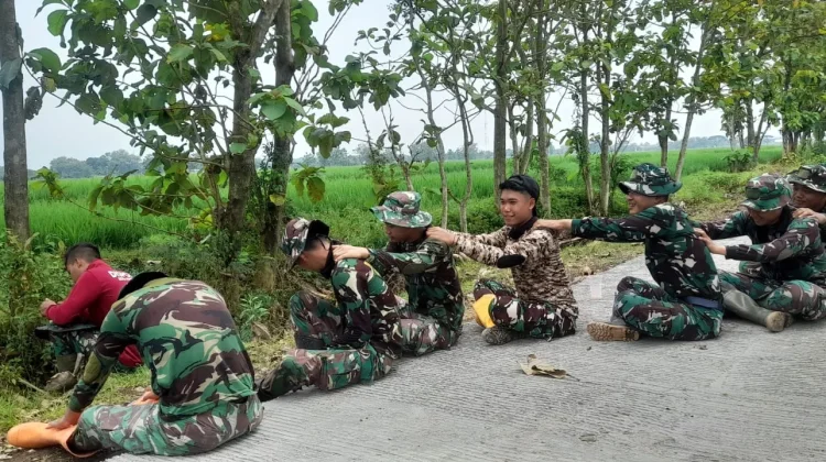 Solidaritas Satgas TMMD Terjalin Lewat Pijat Sederhana