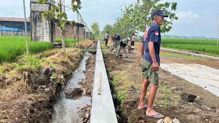 Sinergi Warga dan TNI Perkuat Konstruksi Jalan Desa