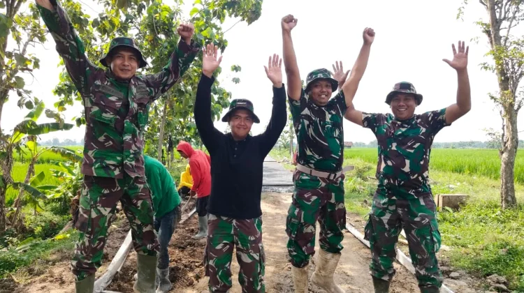 Prajurit Kavaleri Tinggalkan Tank Demi Bantu Warga