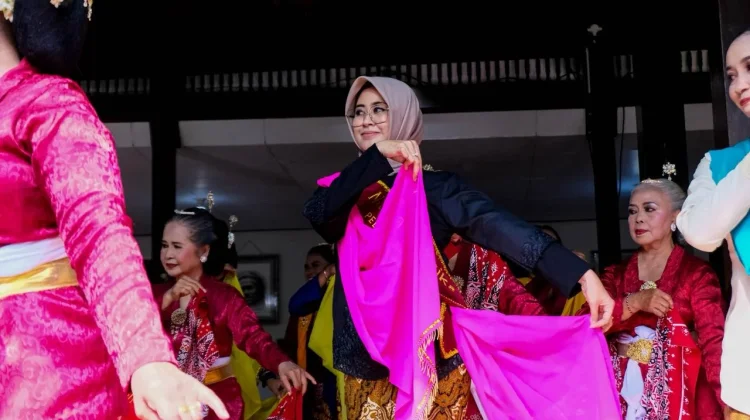 Peringati Hari Tari Dunia, Wawali Surakarta Tampil Menari di Jebres Menari