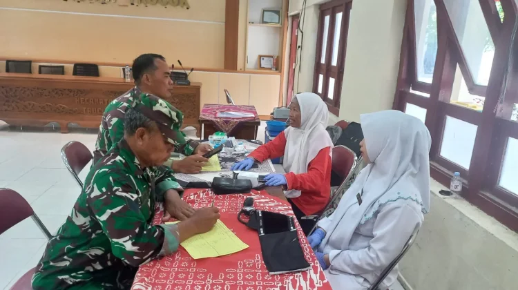 Wujud Kemanusiaan, TNI dan Masyarakat Trucuk Ramaikan Aksi Donor Darah