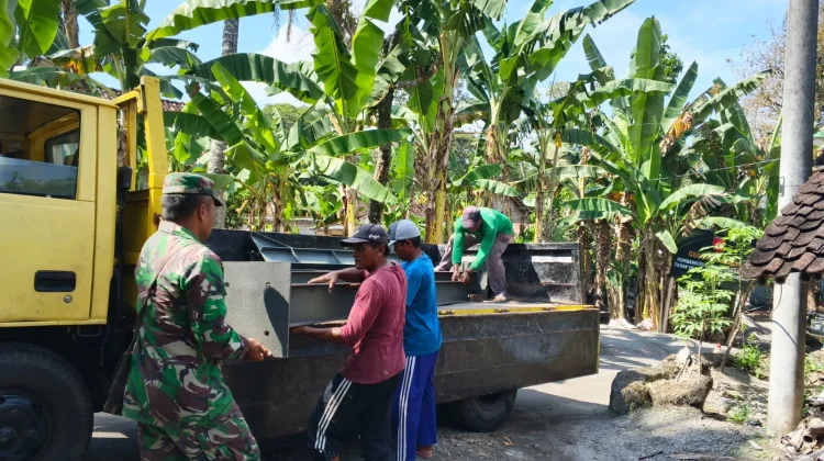 Sinergi TNI-Warga, Babinsa Kranggan Kawal Pembangunan Jembatan Garuda
