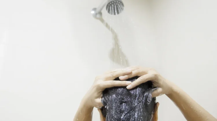 Dampak Buruk Terlalu Sering Mandi Air Panas bagi Kesehatan Kulit dan Tubuh