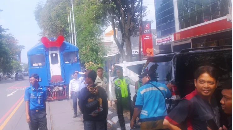 Dishub Solo Geser Mobil yang Hampir Tertemper Kereta Bathara Kresna