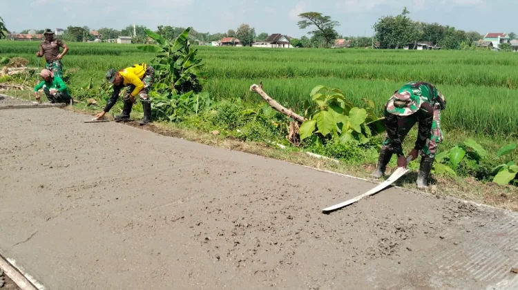 Unik! Roskam Kayu "Raksasa" Jadi Andalan Satgas TMMD Reguler Sragen di Desa Puro