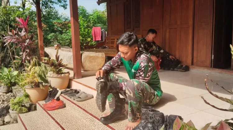 Disiplin tanpa Batas, Prajurit Satgas TMMD Sragen Tetap Tampil Rapi di tengah Tugas