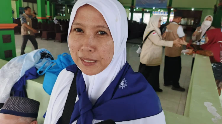 Kisah Peni Septiana, Menanti 13 Tahun Demi Berhaji Bersama Sang Ibu