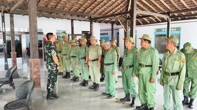 Tingkatkan Kesiapsiagaan, Babinsa Ceper Klaten Latih Linmas Tanggap Darurat