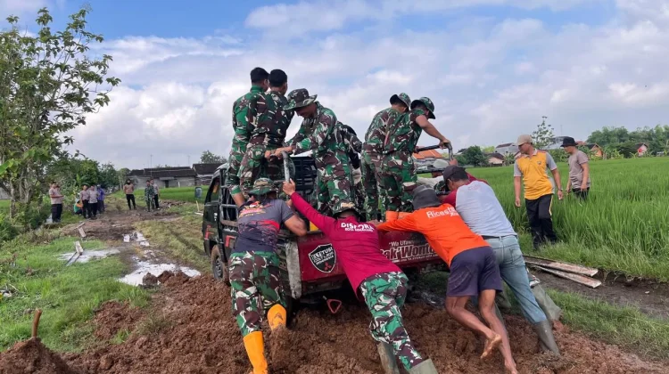 Lumpur Bukan Penghalang, Potret Nyata Sinergitas Satgas TMMD dan Warga di Desa Puro