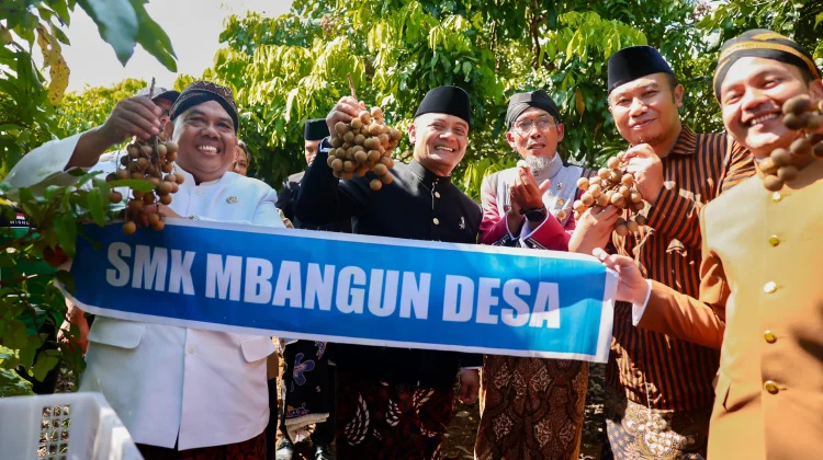 Pimpin Upacara Hardiknas di SMKN Kedawung, Gubernur Puji Inovasi Ketahanan Pangan