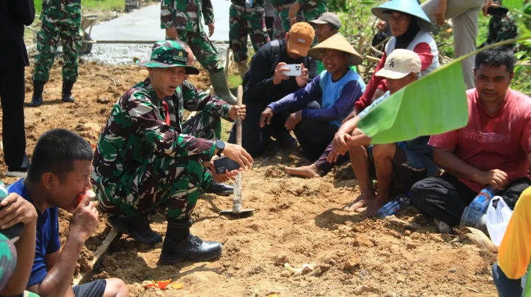 Dansatgas TMMD Sragen Lesehan Bersama Warga Serap Aspirasi