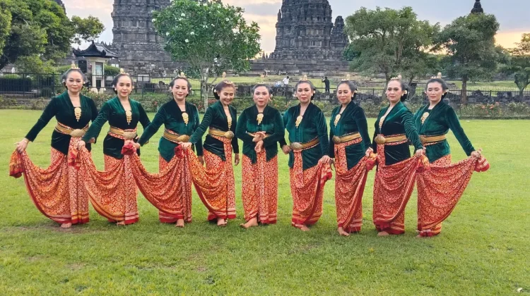Tari Bedhaya Alumni ISI Surakarta Meriahkan Klaten Menari