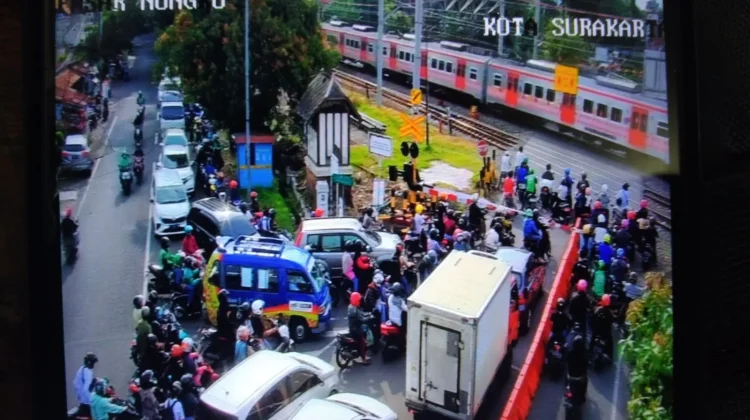 Menggugah Kesadaran Masyarakat Berhenti Sesaat di Perlintasan Kereta