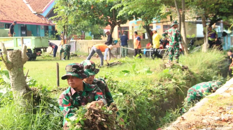 Satgas TMMD dan Warga Gotong Royong Bersihkan Plumbungan