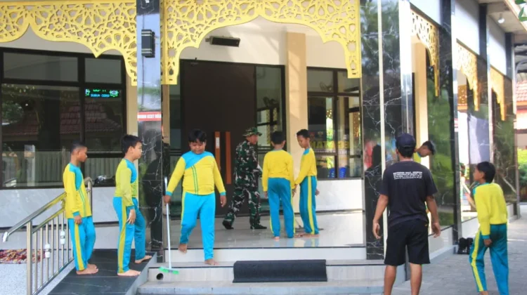 Takmir Masjid Juanda Apresiasi Aksi Bersih Satgas TMMD dan Siswa SD